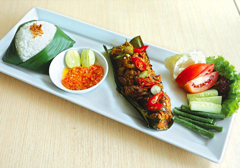 Bebek brongkos bambu olahan chef Aria Mahendra dibalut daun pisang sebelum dimasukkan ke bambu sehingga menambah aroma khas setelah bebek matang. (ANGGER BONDAN/JAWA POS)