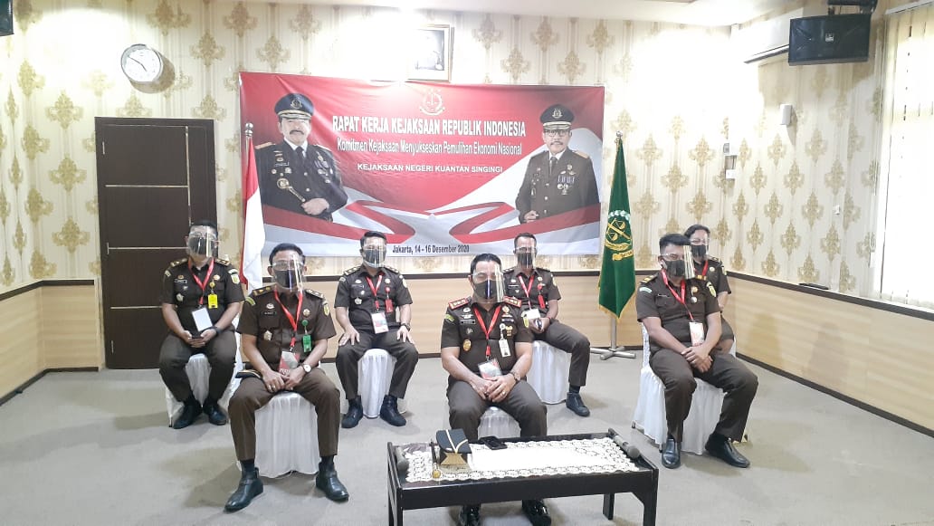 Kejari Kuansing Hadiman SH MH dan jajaran mengikuti Rapat Kerja Nasional (Rakernas) secara virtual, Senin (14/12/2020).(DESRIANDRI CHANDRA/RIAUPOS.CO)