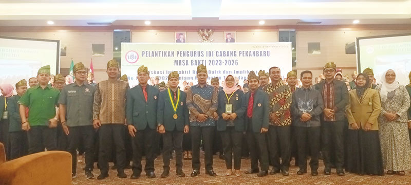 Pengurus IDI Cabang Pekanbaru yang baru saja dikukuhkan foto bersama dengan Pj Wali Kota Pekanbaru Muflihun, Sabtu (2/9/2023).