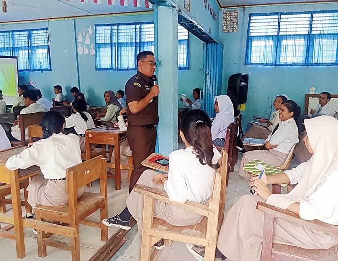 Kasi Intel Kejari Siak Rawatan Manik SH MH memberikan penjelasan tentang hukum dan bahaya penyalahgunaan narkoba kepada siswa SMKS Baiturahman di Kandis, Rabu (25/1/2023).