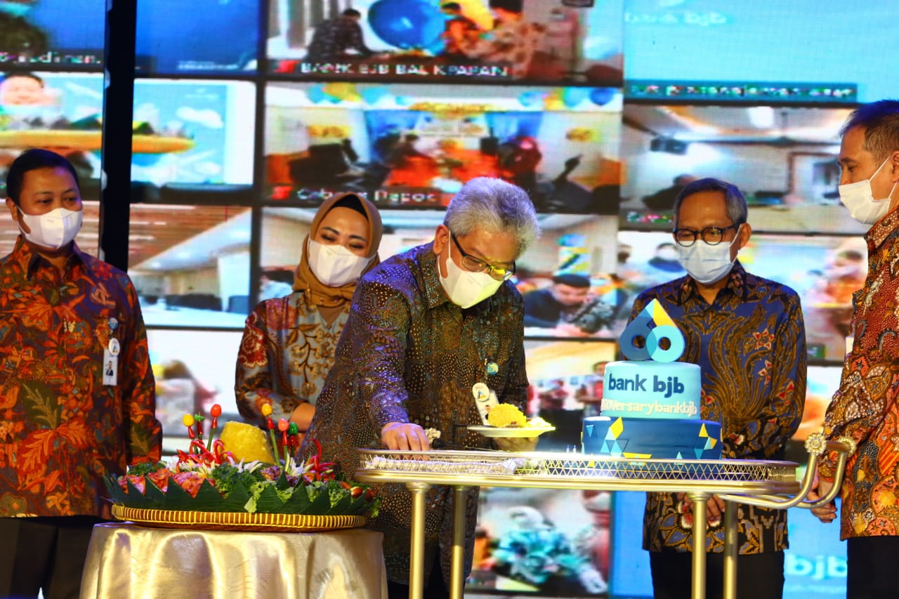 Direktur Utama Bank BJB Yuddy Renaldi memotong tumpeng saat Puncak perayaan HUT ke-60 Bank BJB secara hybird dengan menerapkan protokol kesehatan di Gedung BJB Sport & Creative Center, Kota Bandung, Kamis (20/5/2021).