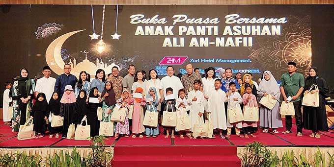 Jajaran Zuri Hotel Management foto bersama anak Panti Asuhan Ali An Nafii saat acara berbuka puasa bersama di Ballroom The Premiere Hotel, Jumat (7/4/2023).