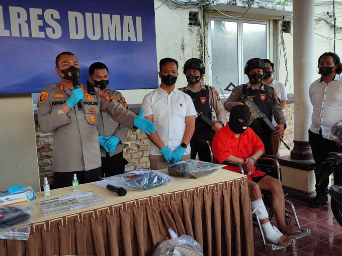 Kapolres Dumai AKBP Muhammad Kholid memberikan keterangan pers terkait pengungkapan kasus pembunuhan pemilik salon di Kota Dumai, Ahad (9/1/2022). Ekspos digelar di Mapolres Dumai, Senin (10/1/2022).