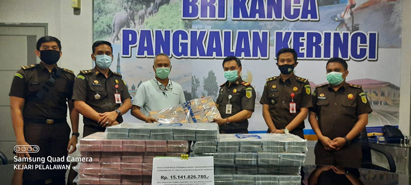 Kajari Pelalawan Nophy T Suoth SH MH (tiga kanan), menerima uang pidana tambahan kerusakan dampak Karhutla PT Adei yang diserahkan GM PT Adei Indra Gunawan di Kantor Kejari Pelalawan, Rabu (12/8) sore. (MUHAMMAD AMIN AMRAN/RIAUPOS.CO))