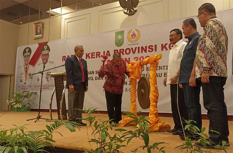 Pembukaan Rakerprov KONI Riau tahun 2023 ditandai dengan pemukulan gong oleh Wakil Gubernur Riau EdyÂ Natar Nasution di Hotel Mutiara Merdeka Pekanbaru, Kamis (8/6/2023) malam.