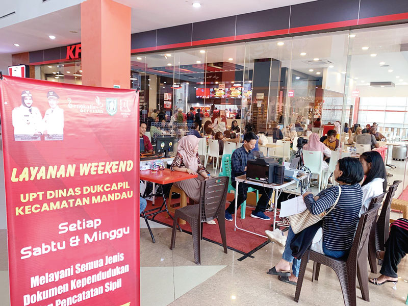 Disdukcapil Bengkalis memberikan pelayanan kependudukan dan pencatatan sipil bagi masyarakat di Kecamatan Mandau pada hari libur (Sabtu-Ahad) di Mall Mandau City Duri, Bengkalis, Ahad (24/9/2023).