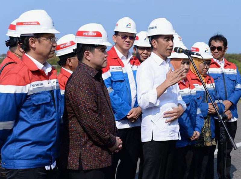 Presiden Jokowi bersama Menteri BUMN Erick Thohir, Komisaris Utama Basuki Tjahaja Purnama (Ahok), Direktur Utama Pertamina Nicke Widyawati, dan Gubernur Jatim Khofifah Indar Parawansa di kilang PT Trans-Pacific Petrochemical Indotama (TPPI) di Kecamatan J