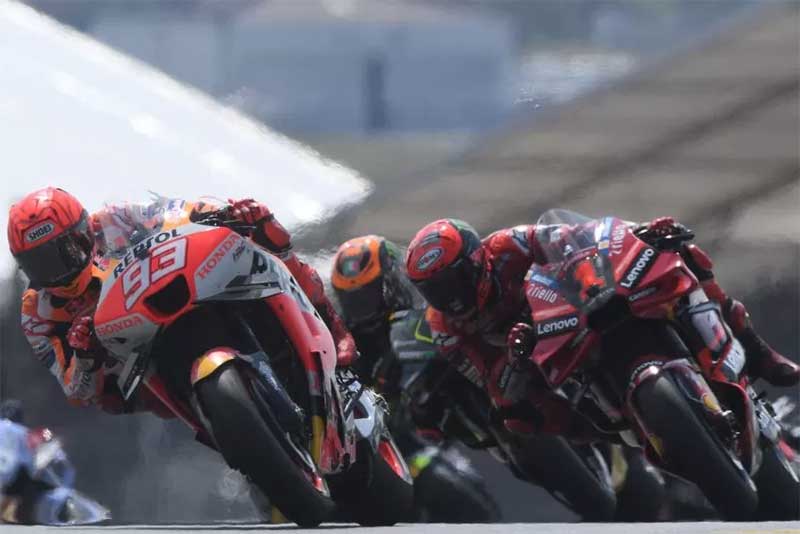 Marc Marquez (kiri) bertarung sengit dengan Francesco Bagnaia (kanan) di sprint rave MotoGP Prancis, Sabtu (13/5/2023).