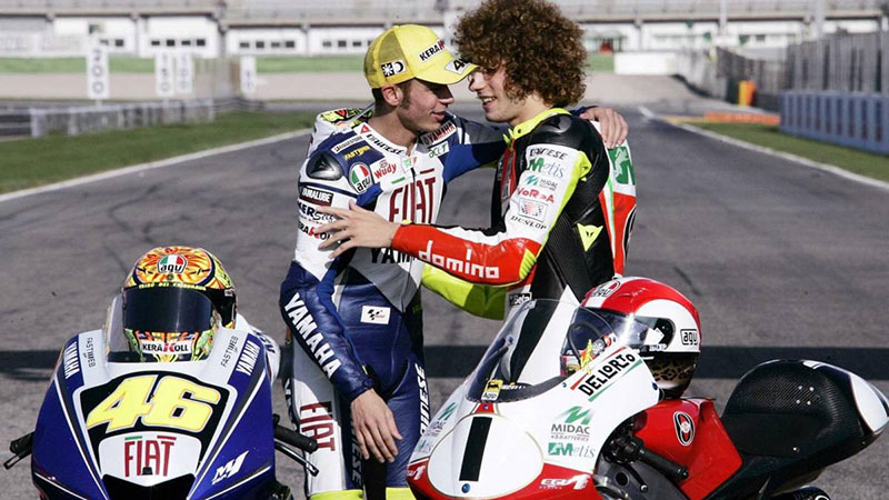 Valentino Rossi dan Marco Simoncelli, dua sahabat dekat semasa hidup. (AFP/CRASH)
