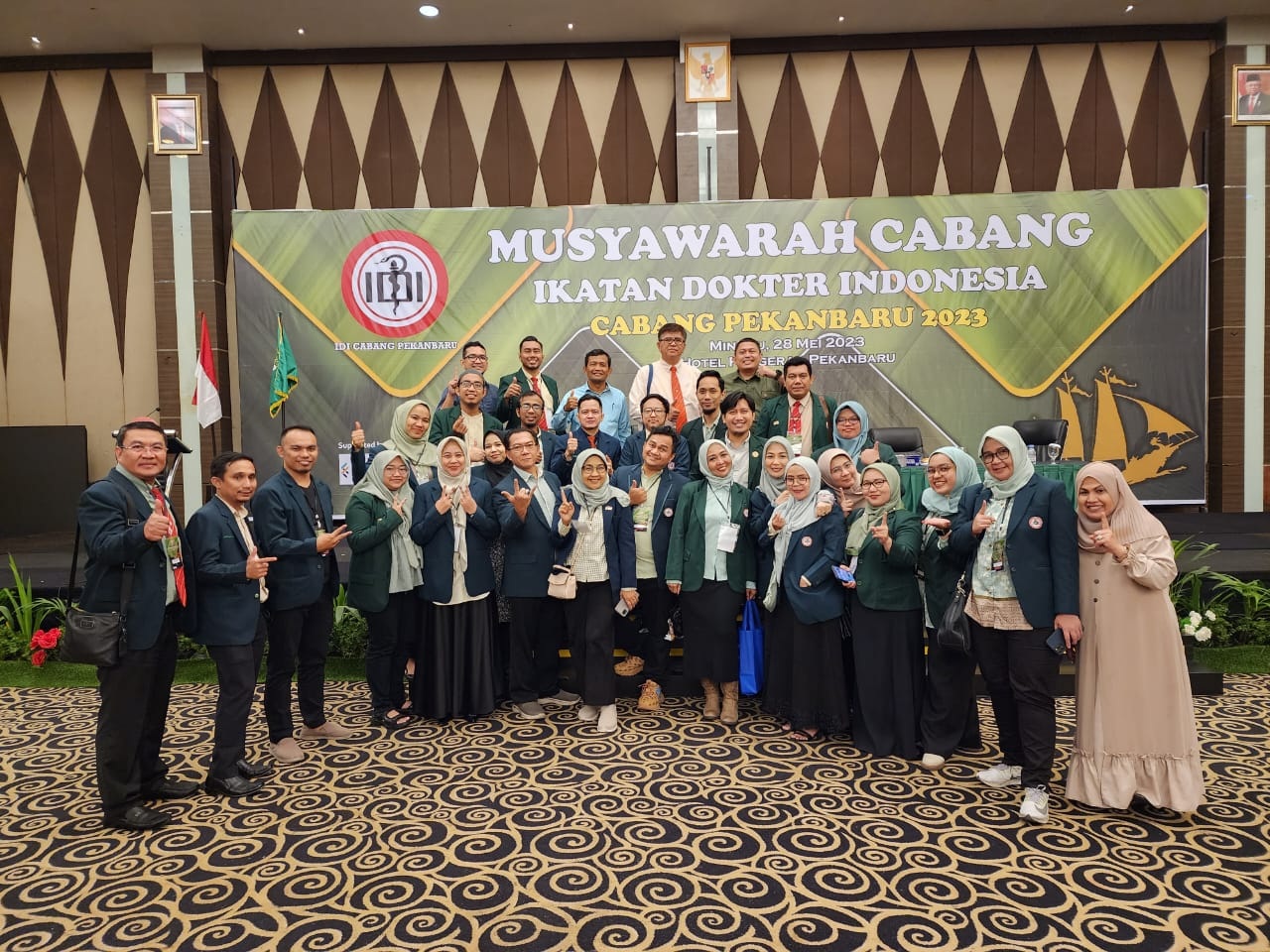 Panitia Musyawarah Cabang IDI Pekanbaru berfoto Ketua Terpilih DR dr Tubagus Odih Rhomdani Wahid SpBA Subsp DA(K) MKM CM C FISQua pada 28 Maret 2023 lalu.