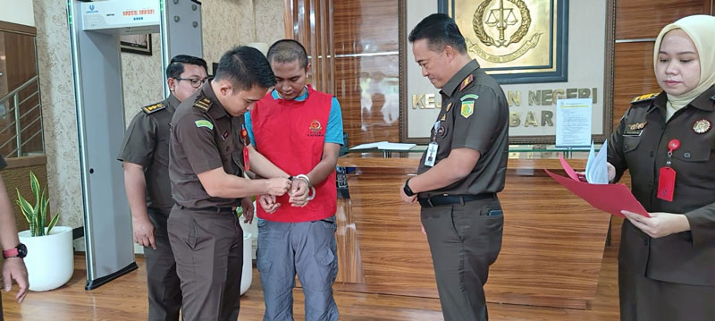 Kajari Pekanbaru Asep SontaniÂ Sunaryo (kanan) menyaksikan pelepasan borgol terhadap M Yusron yang menerima SKP2Â usai pengajuan Restorative Justice (RJ) terhadap perkaranya dikabulkan Kejagung RI, Rabu (20/10/2023).