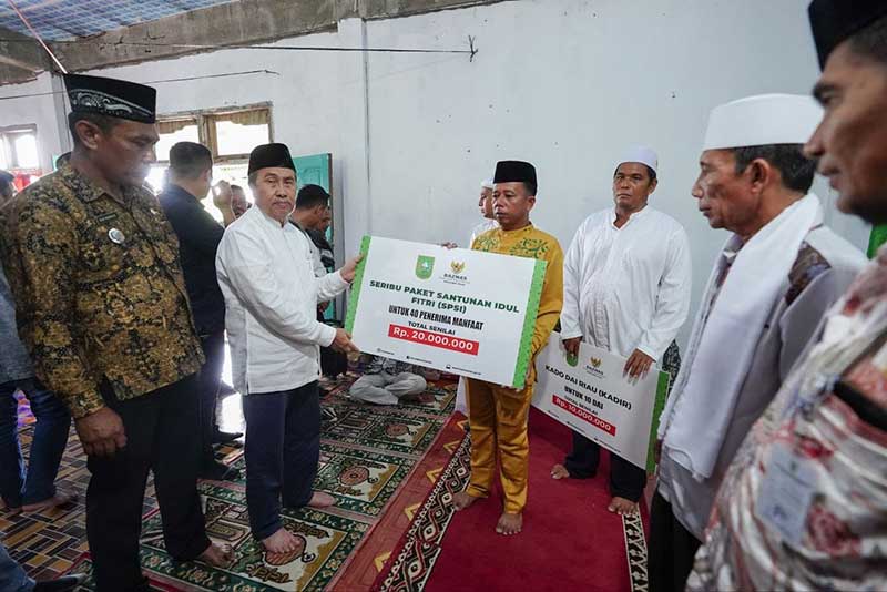 Gubri Syamsuar menyerahkan bantuan kepada masyarakat Rokan Hilir, Kamis (30/3/2023).