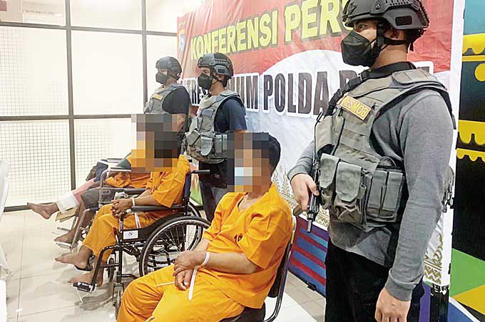 Para tersangka tindak pidana pencurian dengan pemberatan spesialis pecah kaca dihadirkan saat ekspose yang digelar Polda Riau, Kamis (30/3/2023).