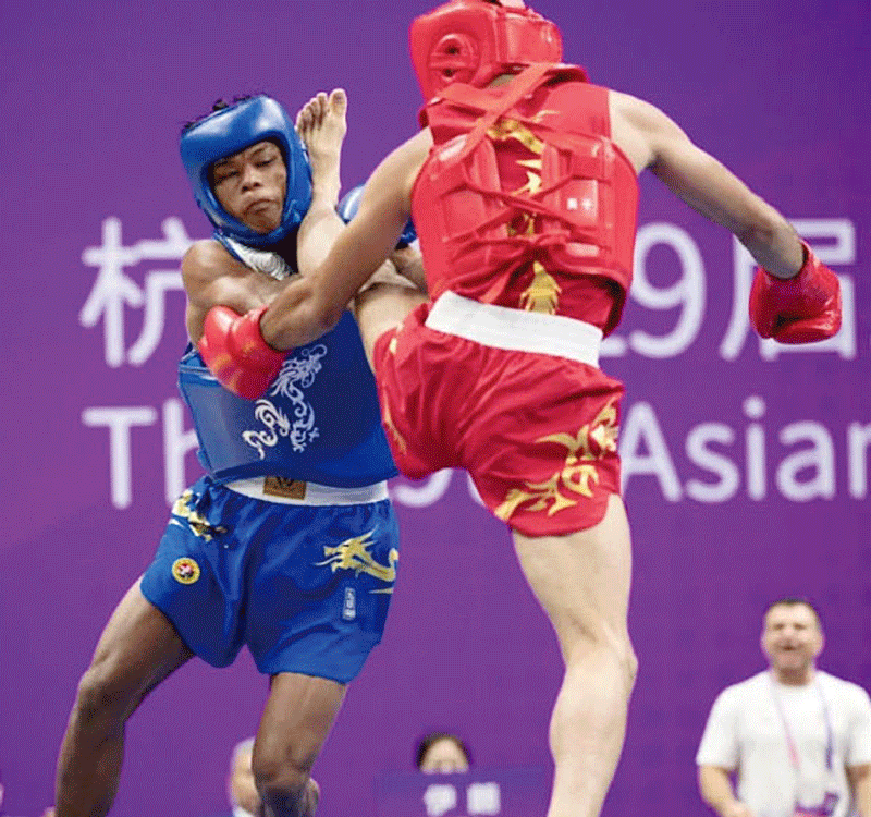 Atlet wushu Indonesia Samuel Marbun berduel dengan atlet Iran Afshin Salimi Toupghara dalam kategori sanda nomor 65 kg di XSG Sports Centre, Kamis (28/9/2023).