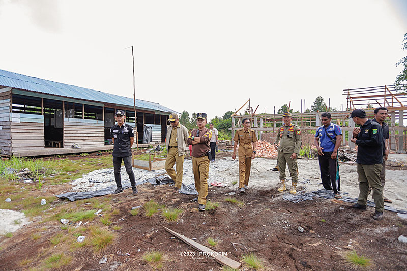 Plt Bupati Kepulauan Meranti H Asmar memantau progres pembangunan ruang kelas SDN 07 Lokal Jauh Nerlang, Kepulauan Meranti, Selasa (10/10/2023).