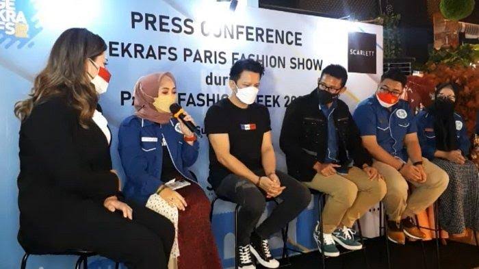 Beberapa artis saat jumpa pers menjelang keberangkatan ke Paris.