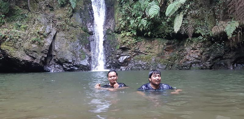 Rasa penat pun hilang saat mandi di air terjun.