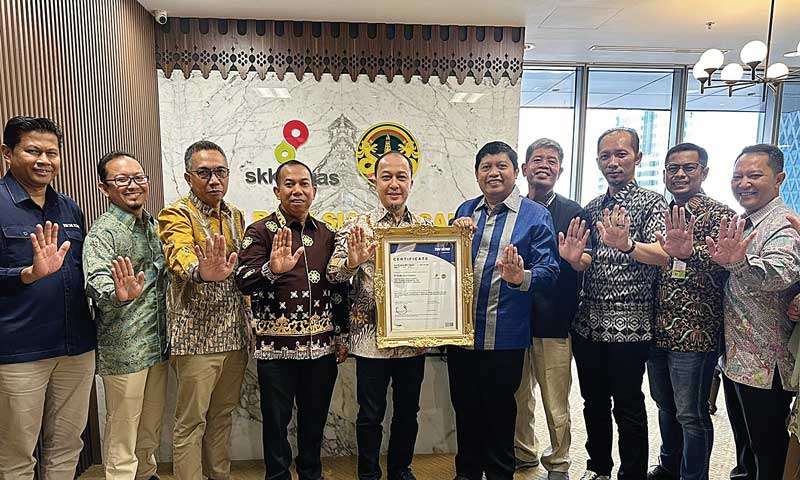 Direktur PT BSP Iskandar menerima sertifikat SNI ISO 37001:2016 dari Lembaga Auditor Eksternal dan Independen PT TUV Nord Indonesia yang diserahkan  Direktur TUV Nord Indonesia Bayu Wicaksana, Rabu (4/10/2023).