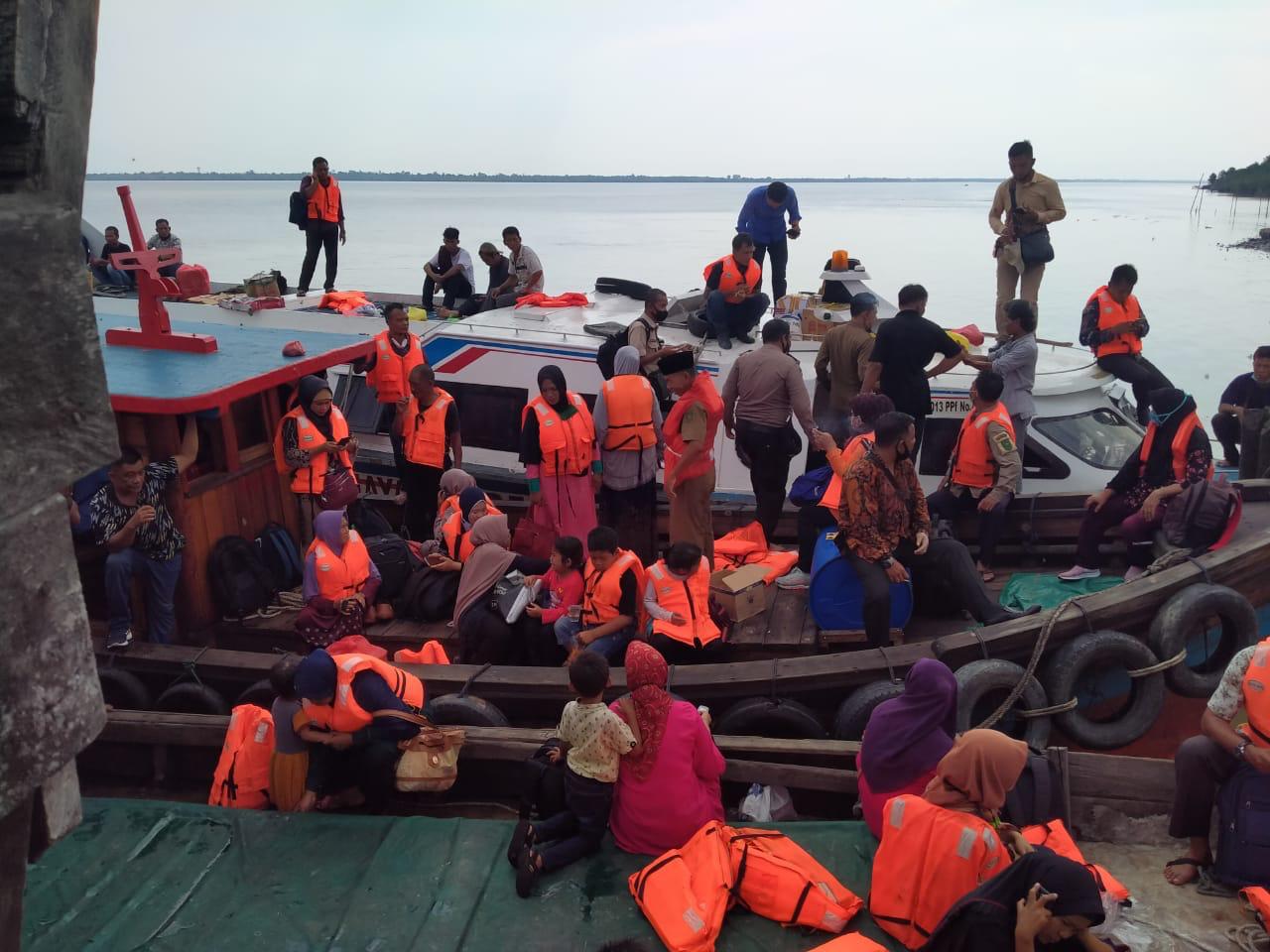 Sejumlah penumpang dengan menggunakan jaket pelampung saat dievakuasi oleh pihak kepolisian dari speedboat ke dermaga, Selasa (6/10/2020). (WIRA SAPUTRA/RIAUPOS.CO)