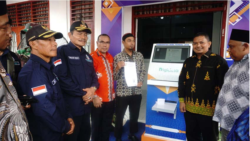 Simulasi Penggunaan Mesin Anjungan Pelayanan Mandiri Digidesa oleh masyarakat Pandau Jaya