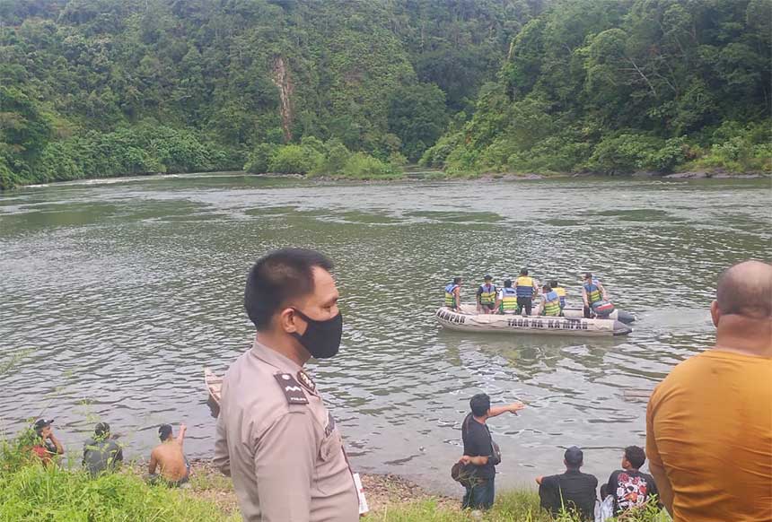 Tim Tagana BPBP Kabupaten Kampar tiba dilokasi (TKP) dan mulai melakukan pencarian menggunakan satu unit perahu karet menyisir di seputaran aliran Sungai Kampar, Rabu (4/5/2022).