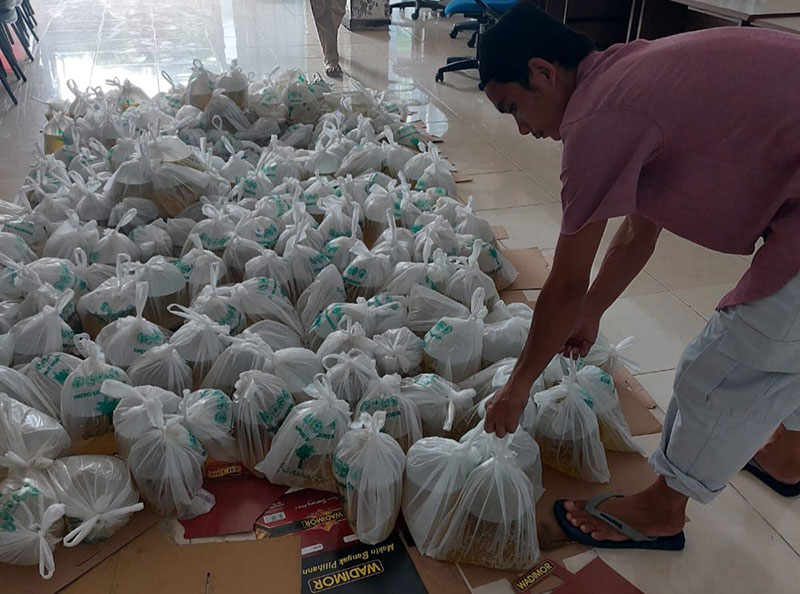 Seorang pegawai sekretariat PWI Riau sedang mempersiapkan minyak goreng curah yang akan dijual murah anggota PWI dan SMSI Riau pada Sabtu (23/4/2022) ini.