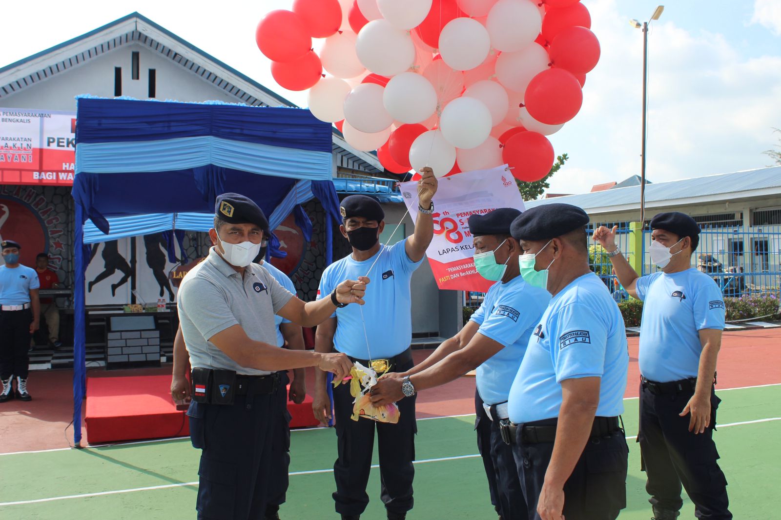 Kalapas Bengkalis Edi melepas balon dalam rangka Hari Bakti Pemasyarakatan dan Porseni WBP di Lapangan Lapas Bengkalis, Senin (28/3/2022).