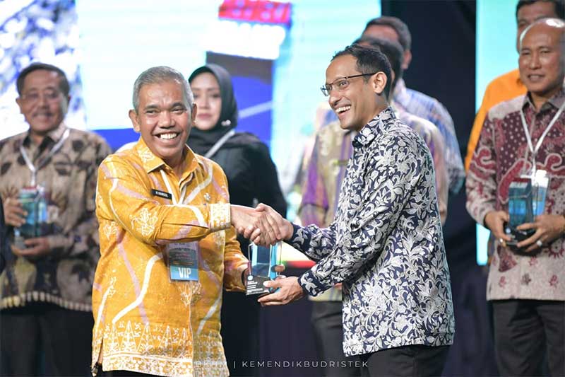 Gubernur Riau Syamsuar diwakili Kepala Dinas Pendidikan Riau Kamsol menerima penghargaan dari Mendikbudristek Nadiem Makarim di Yogyakarta, Senin (29/5/2023).