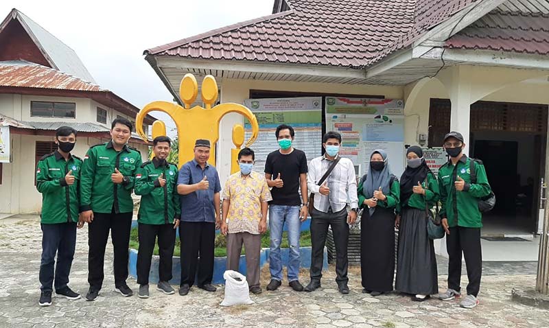 Dosen dan mahasiswa dari Universitas Lancang Kuning bersama perangkat desa dan masyarakat foto bersama usai diskusi membahas pengelolaan tankos sawit dengan cara fragmentasi di Desa Minas Timur, Kabupaten Siak. PANJI A SYUHADA/RIAU Pos