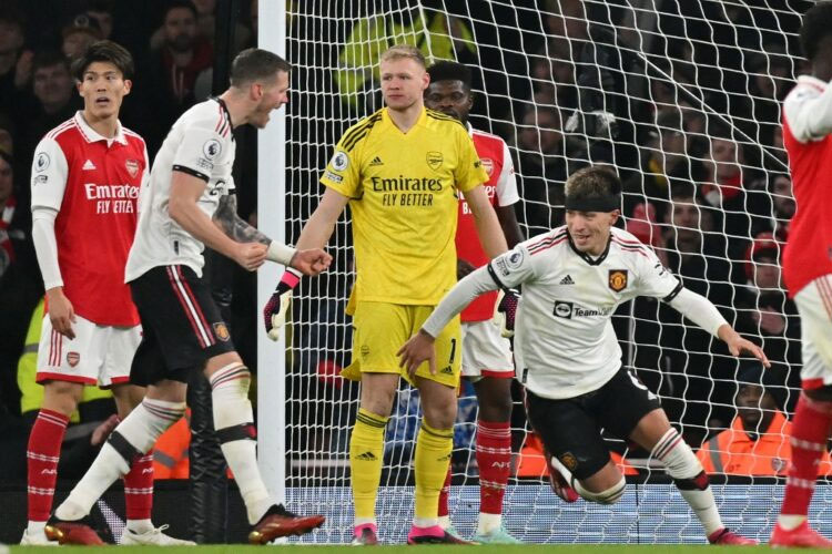 Bek Manchester United Lisandro Martinez merayakan gol ke gawang Arsenal.