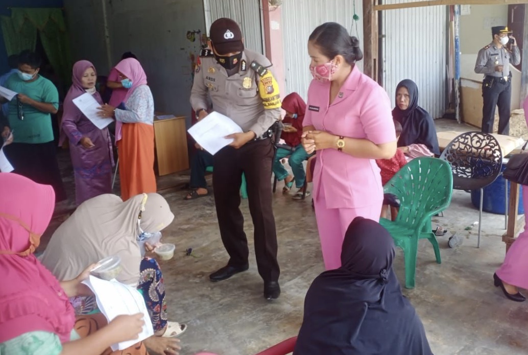 Suasana vaksinasi massal Covid-19 digelar Polsek Tanah Putih secara door to door, Jumat (12/11/2021).