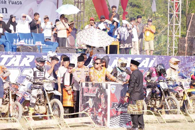 Plt Bupati Kuansing Drs H Suhardiman Amby Ak MM, Kapolres AKBP Rendra Oktha Dinata SIK MSi dan Ketua Panitia Fedrios Gusni saat melepas peserta lomba motor cross di Muara Lembu, Rabu (22/3/2023) sore.