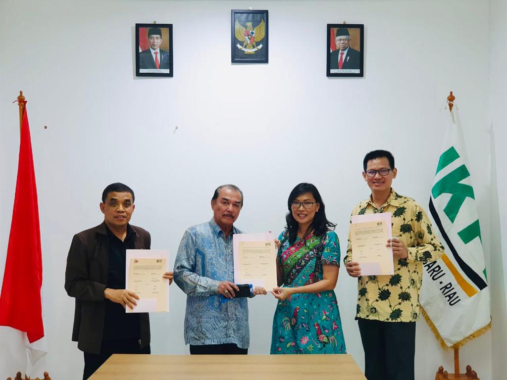 Ketua IKPI Cabang Pekanbaru Lilisen SE MAk (baju hijau) tampak foto bersama dengan Konsultan Pajak Dr Sudarno SPd MM BKP (kiri) dan Konsultan Pajak Andi Desember SE MM (kanan) usai melakukan penandatanganan kerjasama di kantor IKPI Pekanbaru Jalan Tuanku