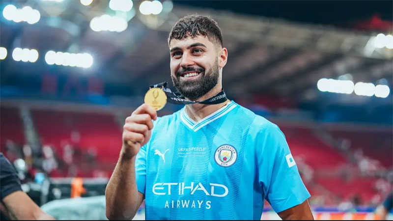 Josko Gvardiol meraih trofi Liga Super Eropa bersama Manchester City usai mengalahkan Sevilla di final.