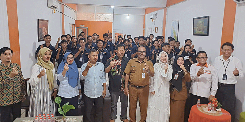 Pokja PKW DitsuslatÂ  Ditjen Pendidikan Vokasi Kemdikbudristek Dr Kastum MPd (enam kanan), Sekretaris Disdik Pekanbaru Muzailis SPd MM (lima kanan), Kasi Ketenagaan PAUD dan PNF Dwi Sapta Diana SPd (tiga kanan), Direktur LPPT RCM Amiruddin M Amin SE MM (d