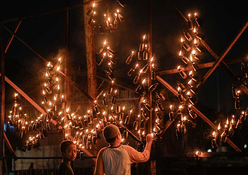Masyarakat Kecamatan Senapelan Kota Pekanbaru menyalakan lampu colok, baru-baru ini.