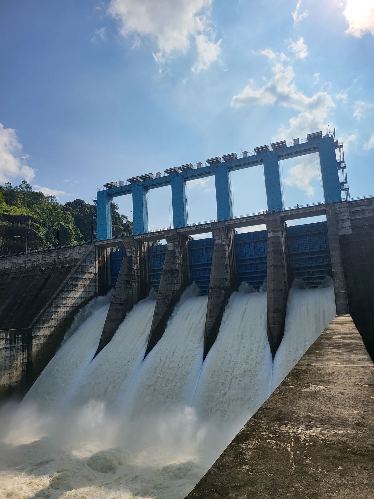 Lima pintu pelimpahan  waduk PLTA Koto Panjang ditambah bukaan manjadi 5X110 cm, Selasa (19/12/2023).
