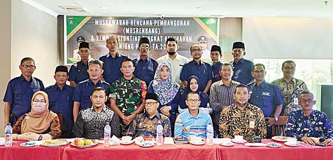 Camat Dumai Timur Zainur dan seluruh peserta musrenbang foto bersama  usai pelaksanaan musrenbang tingkat Kelurahan Tanjung Palas, Kamis (2/2/2023).