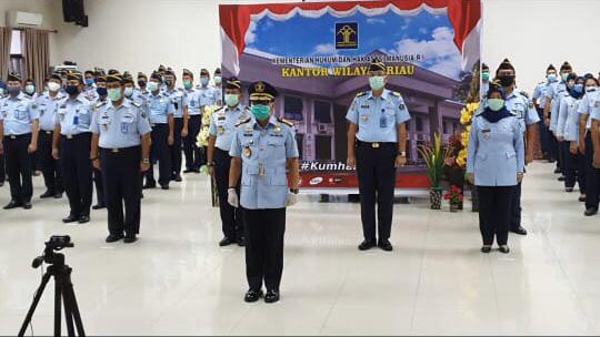 Menkumham RI, Yasonna H Laoly melantik Lucky Agung Binarto sebagai Kepala Biro Umum Kemenkumham RI di aula Kanwilkemkumham Riau secara virtual, Ia digantikan Ibnu Chuldun sebagai Kepala Kanwil Kemenkumham Riau, Kamis (28/5/2020)