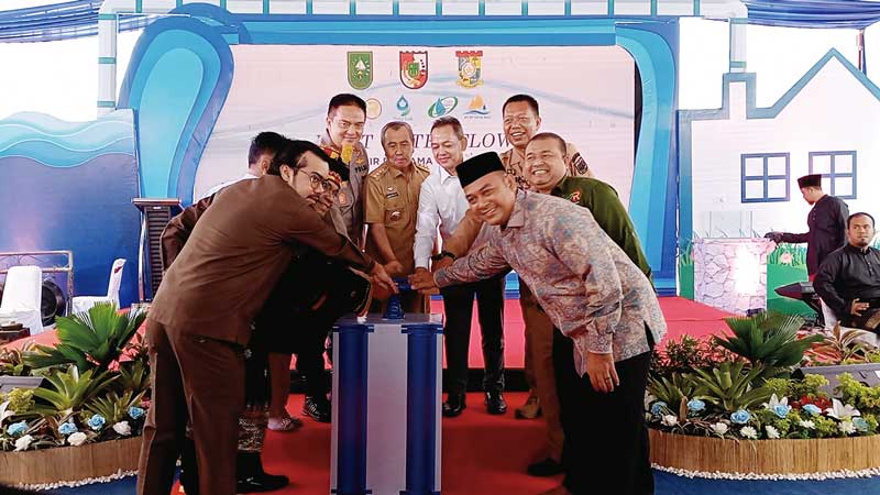 Gubernur Riau Syamsuar (tengah), Direktur Utama PT PP Infrastruktur Rully Noviandar (empat kanan), Sekretaris Kota Pekanbaru Indra Pomi Nasution (dua kanan), dan Kapolda Riau Irjen Pol Mohammad Iqbal (enam kanan) menekan tombol saat meresmikan SPAM Lintas