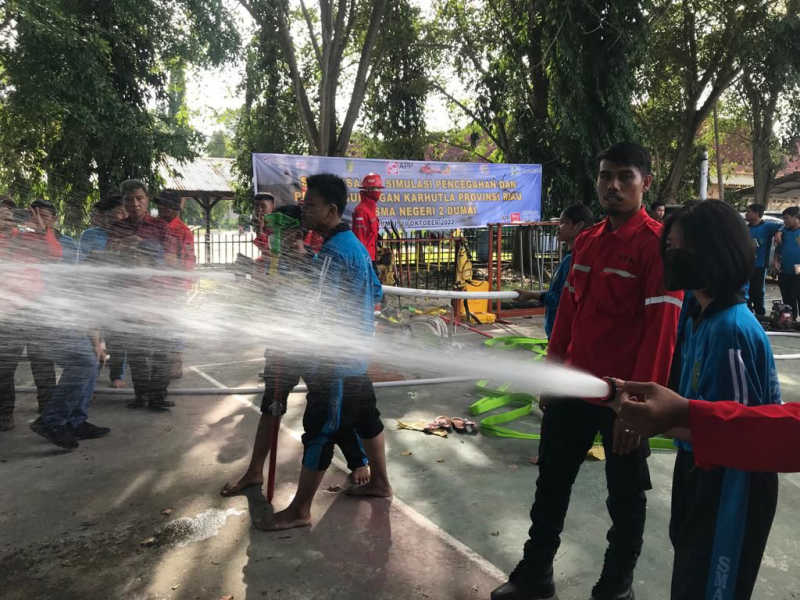 Siswa SMA Negeri 2 Kota Dumai didampingi Tim PT RUJ (Ruas Utama Jaya), PT SGP (Suntara Gaja Pati) yang merupakan perusahaan mitraÂ  Asia Pulp & Paper (APP) Sinar saat simulasi pemadaman karhutla, baru-baru ini