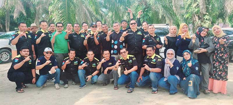 Ketua Focus Sumatera dr Suratmin foto bersama sejumlah pengurus Fortuner Community Sumatera (Focus) di Ujung Tanjung.