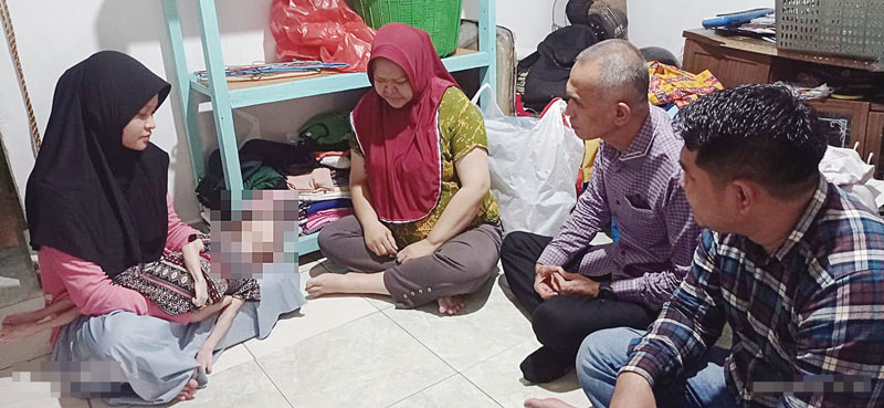 Aisyah (4) digendong duduk (kiri) bersama orang tuanya saat dikunjungi Wakil Ketua DPRD Pekanbaru Ir Nofrizal MM, Kamis (20/7/2023).