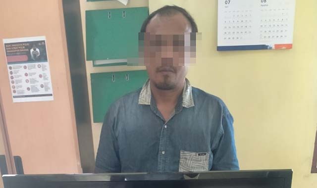 Oknum ASN Y (37), tersangka pembobol rumah warga menjalani penyidikan di Polsek Bungaraya, Kamis (6/8/2020). Monang Lubis/Riau Pos