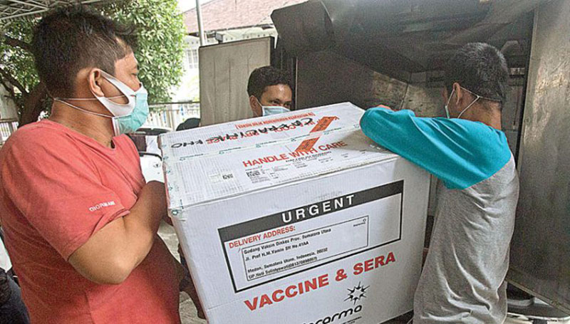 Pengiriman boks berisi vaksin Covid-19 ke seluruh fasilitas kesehatan di berbagai wilayah Sumatera Utara kemarin. (BINSAR BAKKARA/AP PHOTO)