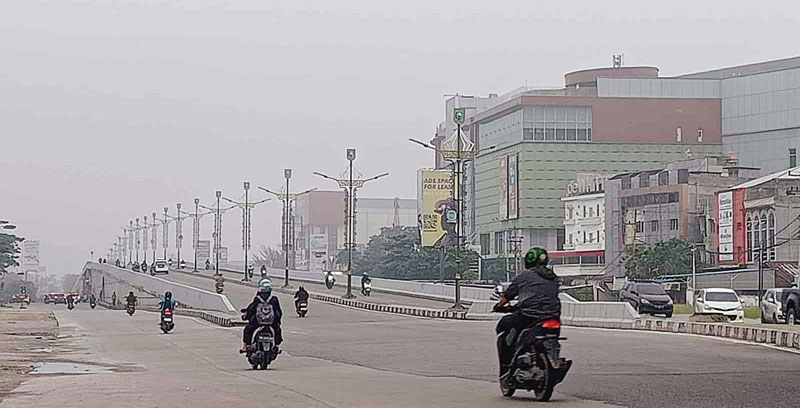 Kondisi kabut haze di kawasan Jalan Soekarno Hatta dekat Simpang SKA, Pekanbaru, Rabu (15/11/2023) pagi.