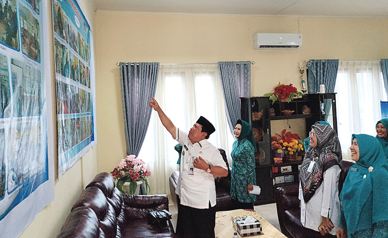 Bupati Rohul H Sukiman didampingi Ketua TP PKK Rohul Hj Peni Herawati Sukiman meninjau ruangan dan sarana prasarana sebagai persiapan menyambut kunjungan kerja sekaligus  silaturahmi Pengurus PKK kabupaten/kota se-Riau di Kantor TP PKK Rohul, Rabu (30/8/2