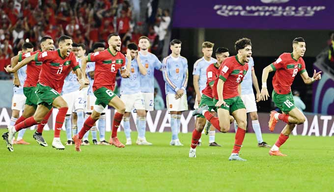 Pemain Maroko melakukan selebrasi usai memastikan lolos ke perempatfinal.