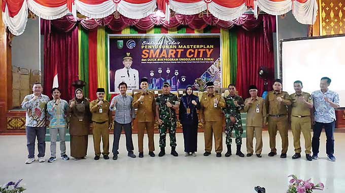 Wali Kota Dumai H Paisal foto bersama perwakilan Kemenkominfo RI Kristoko Dwi Hartono usai membuka bimtek smart city dan quick win program unggulan Kota Dumai yang bertempat di Gedung Sri Bunga Tanjung, Dumai, Senin (13/6/2022).