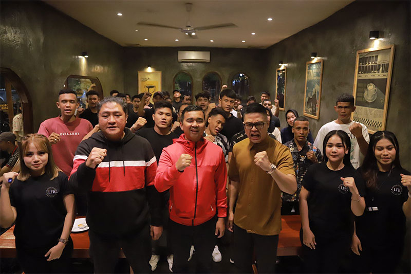 Kepala Dinas Pemuda dan Olahraga Riau Bobby Rachmat, Sekretaris Umum Pertina Riau Doan Nababan, Ketua Pelaksana Light Feet Boxing Vinorio Limanto dan para petinju Light Feet Boxing berfoto bersama usai konferensi pers di salah satu kafe di Kota Pekanbaru,